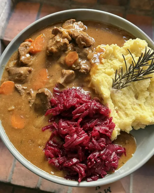 Gulasz z purée ziemniaczanym i buraczkami